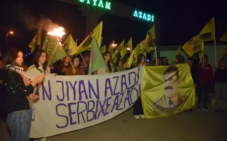 Jinên ciwan ên Dirbêsiyê ji bo azadiya Rêber Abdullah Ocalan meşiyan