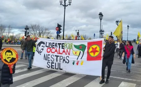 Kurdistanî û dostên wan li Bordeaûxê ji bo azadiya Rêber Abdullah Ocalan meşiyan