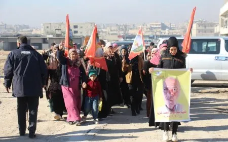 Xelkê Minbicê sersaxî da malbata şehîd Mihemed El Mezyed