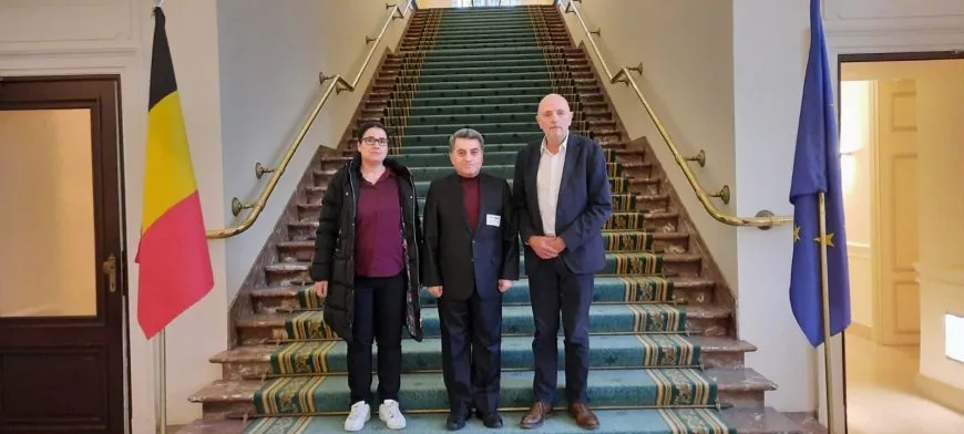Şandeya Rêveberiya Xweser li gel parlamenterekî Belçîkayê civiya