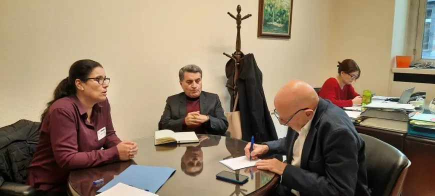 Şandeya Rêveberiya Xweser li gel parlamenterekî Belçîkayê civiya