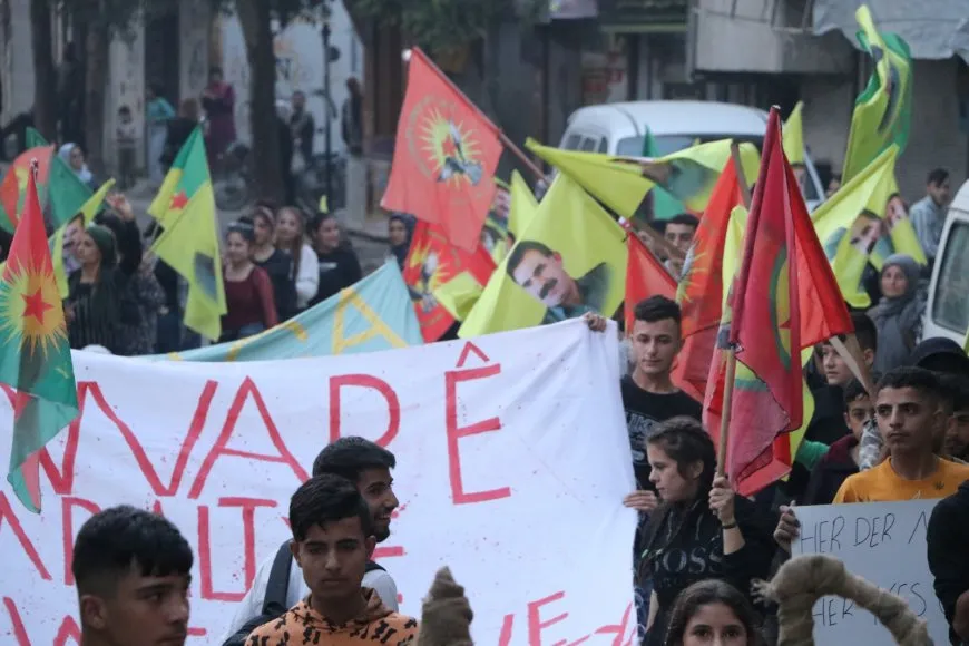 Ciwanên Helebê ji bo azadiya Rêber Abdullah Ocalan meşek li dar xist