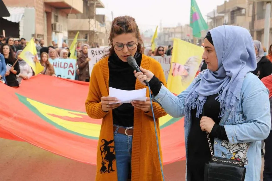 Ciwanên Tirbespiyê li dijî êrişa li ser navenda ciwanên Minbicê meşiyan