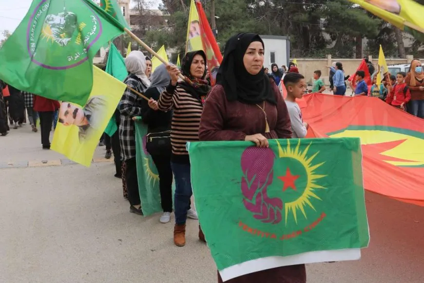 Ciwanên Tirbespiyê li dijî êrişa li ser navenda ciwanên Minbicê meşiyan