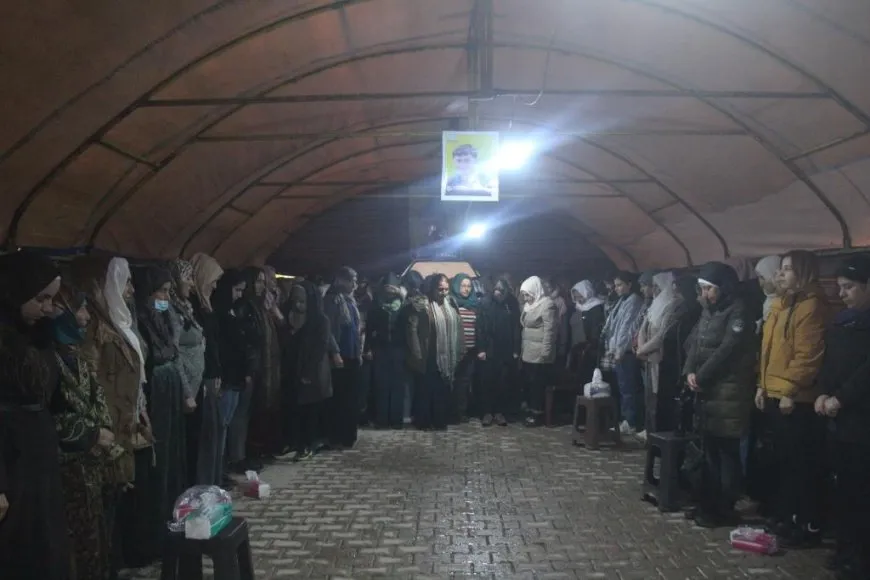 Xelkê Kobanê serdana konê taziyeyê yê şehîd Ciwan û Koçer kir