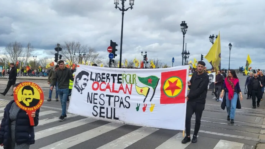 Kurdistanî û dostên wan li Bordeaûxê ji bo azadiya Rêber Abdullah Ocalan meşiyan