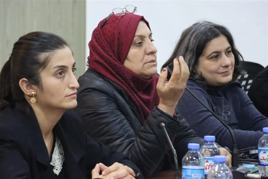 ′Divê jin xwe bi fikra azad bi çek bikin′