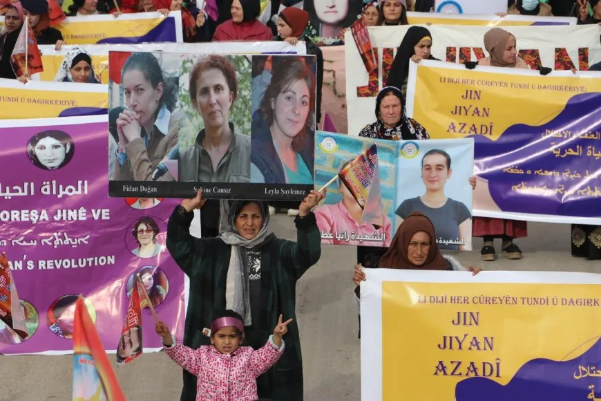 Di roja têkoşîna li dijî tundiyê de girseyên gel û jinan banga azadiya jinan kir