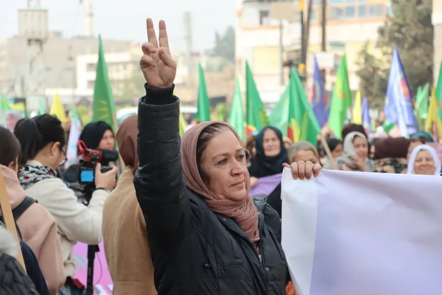 Di roja têkoşîna li dijî tundiyê de girseyên gel û jinan banga azadiya jinan kir