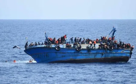 Li Deryaya Manşê keştiyeke penaberan noq bû