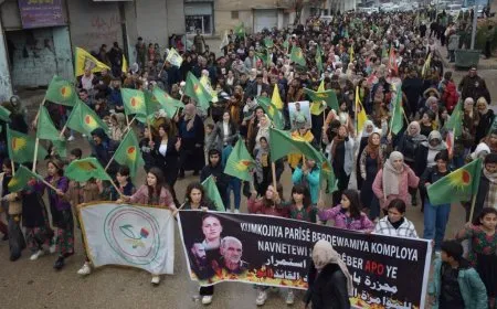 Şêniyên Firatê bi meşekê komkujiya li Parîsê şermezar kir