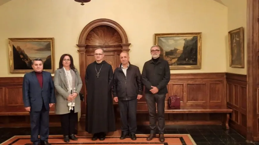 Şandeya Rêveberiya Xweser bi keşeyê dêra Montserrat a li Katalonyayê re civiya