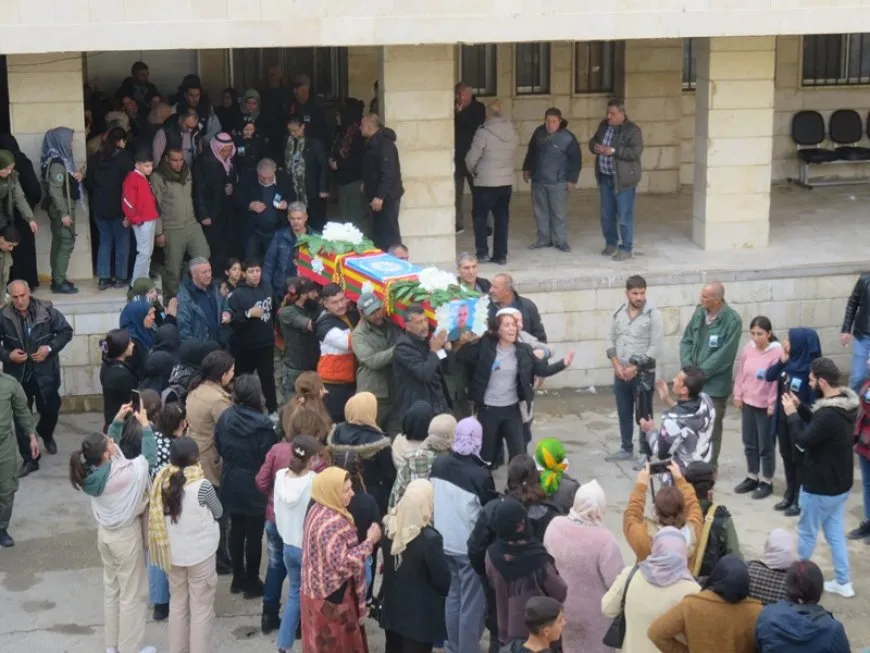 Şêniyên Qamişloyê cenazeyê şehîd Ayaz Ebdullah oxir kir