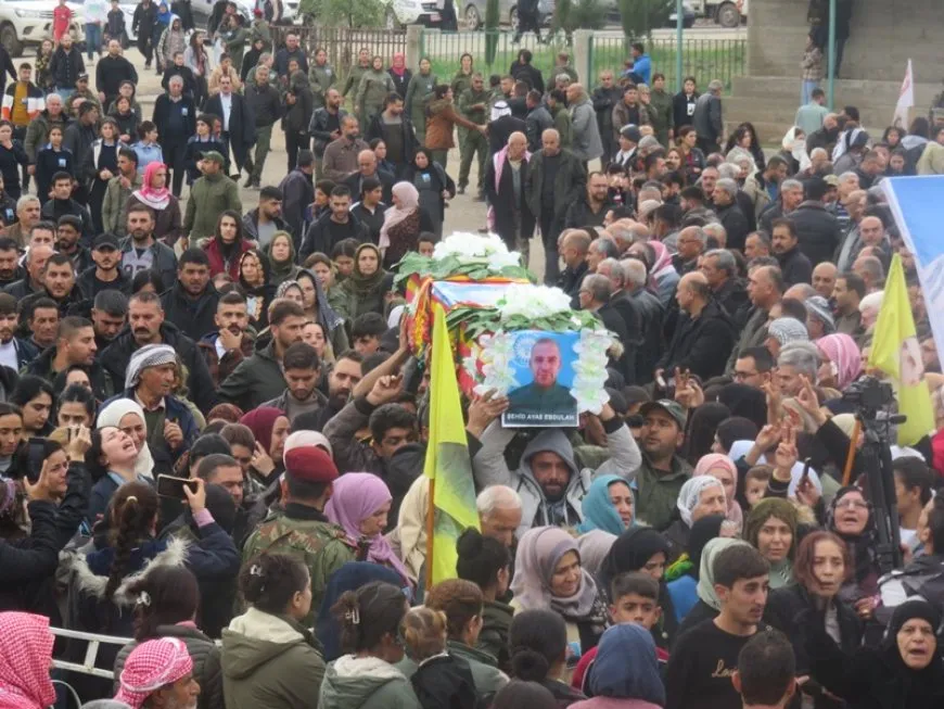 Şêniyên Qamişloyê cenazeyê şehîd Ayaz Ebdullah oxir kir