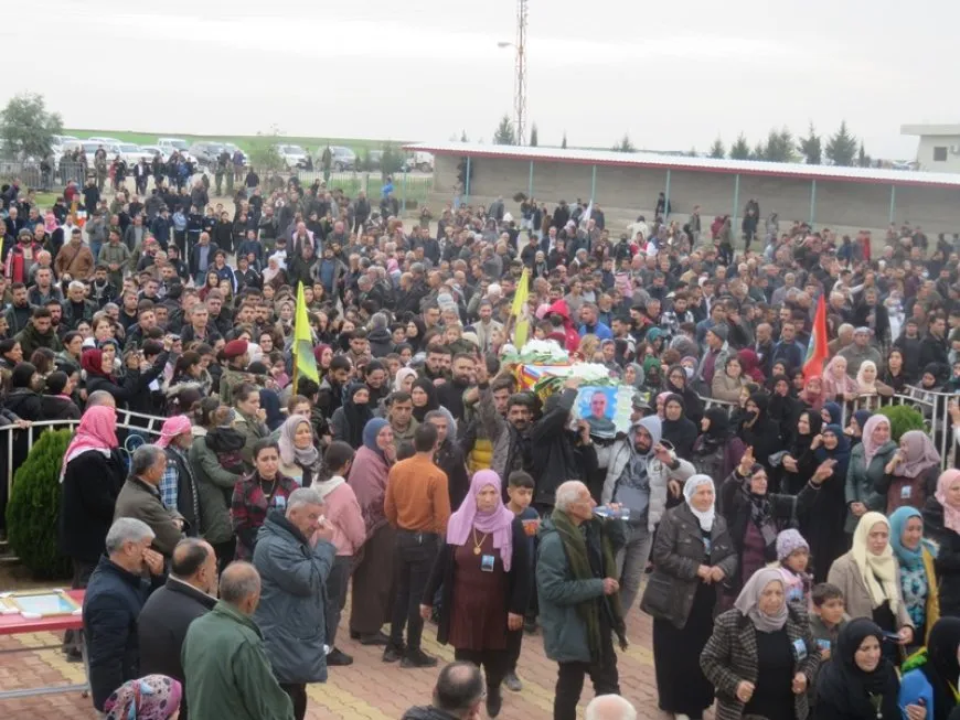 Şêniyên Qamişloyê cenazeyê şehîd Ayaz Ebdullah oxir kir