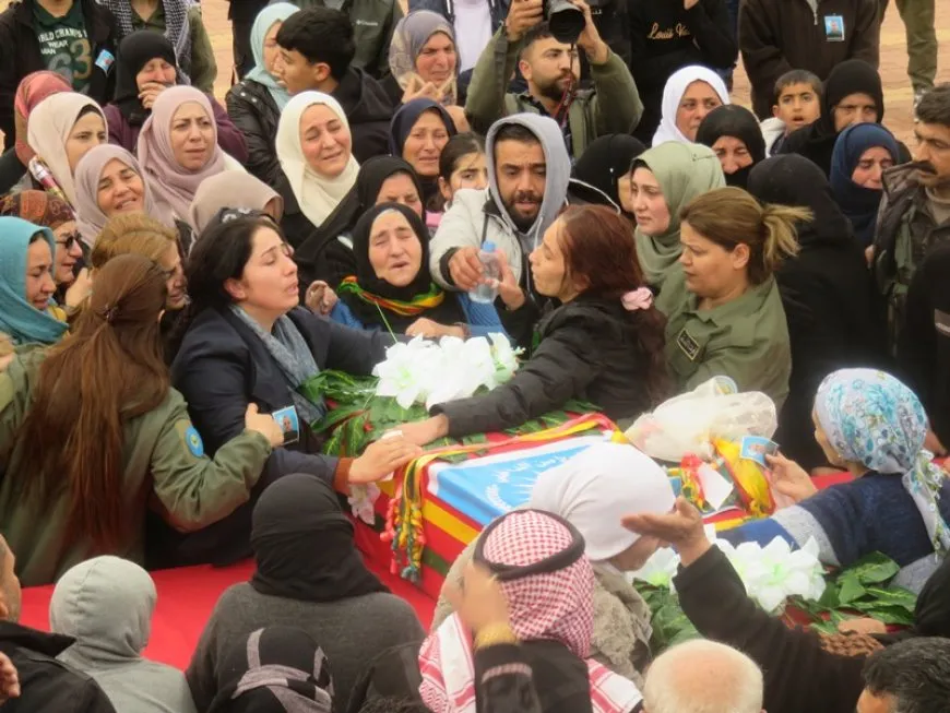 Şêniyên Qamişloyê cenazeyê şehîd Ayaz Ebdullah oxir kir