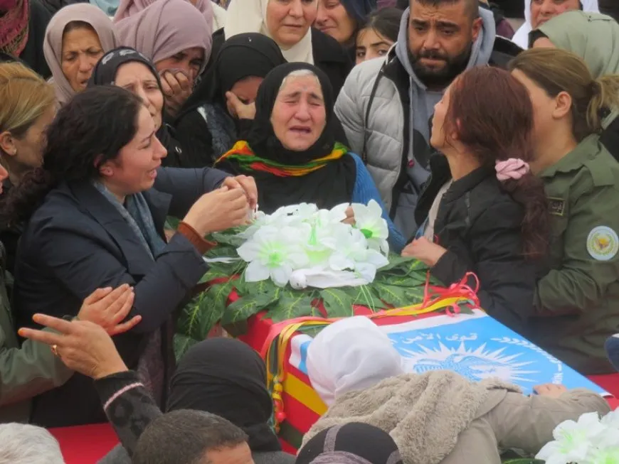 Şêniyên Qamişloyê cenazeyê şehîd Ayaz Ebdullah oxir kir