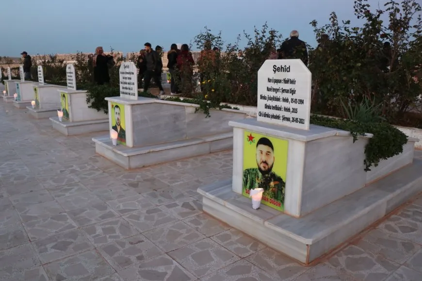 Li ser gorên şehîdan mûm hatin pêxistin