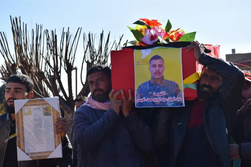 Şêniyên Dirbêsiyê cenazeyê şervanê QSD`ê Egîd Serêkaniyê spart axê