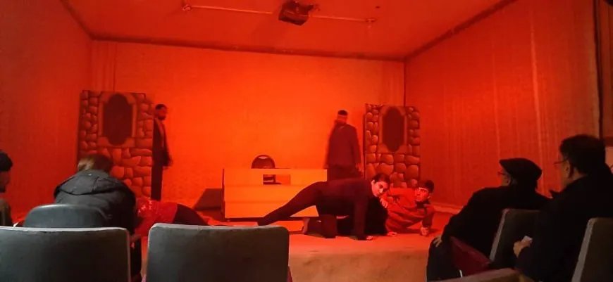 Bi performansên xwe peyamên watedar radigihîne