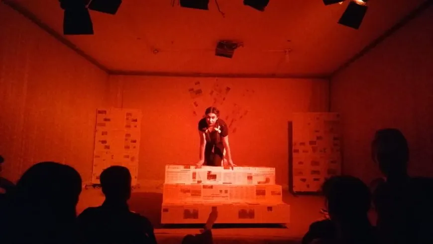Bi performansên xwe peyamên watedar radigihîne