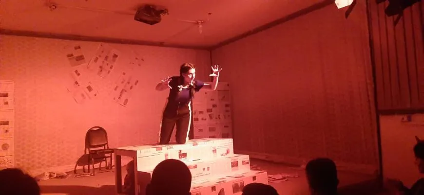 Bi performansên xwe peyamên watedar radigihîne