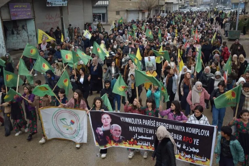 Şêniyên Firatê bi meşekê komkujiya li Parîsê şermezar kir