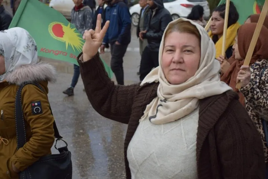 Şêniyên Firatê bi meşekê komkujiya li Parîsê şermezar kir
