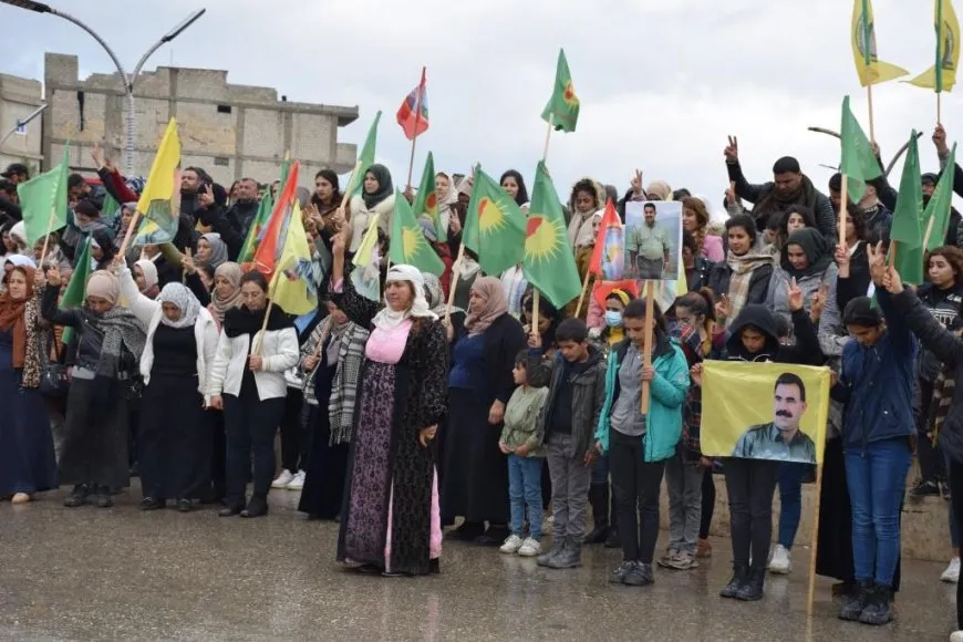 Şêniyên Firatê bi meşekê komkujiya li Parîsê şermezar kir