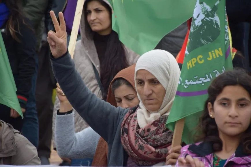 Şêniyên Firatê bi meşekê komkujiya li Parîsê şermezar kir