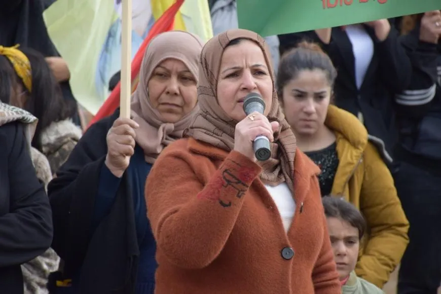 Şêniyên Firatê bi meşekê komkujiya li Parîsê şermezar kir