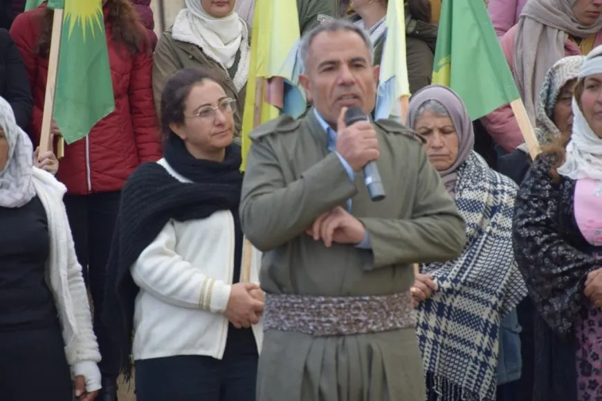 Şêniyên Firatê bi meşekê komkujiya li Parîsê şermezar kir