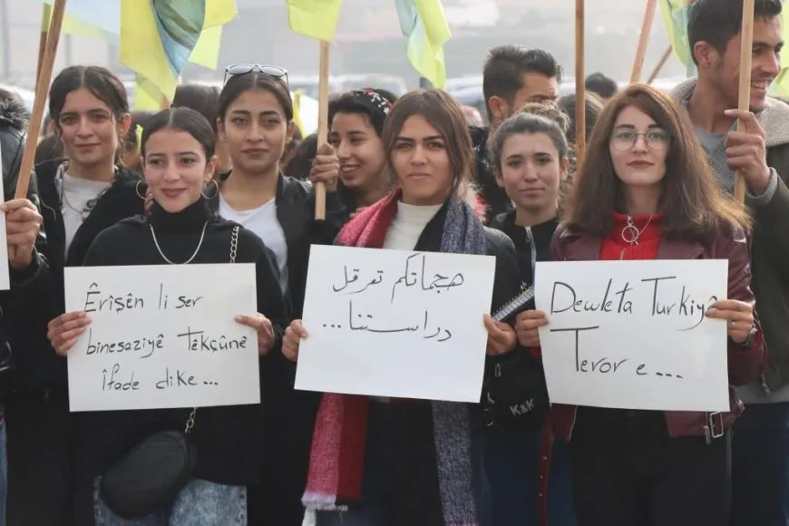 Li Kobanê bi sedan kes li dijî êrişên dewleta Tirk meşiya