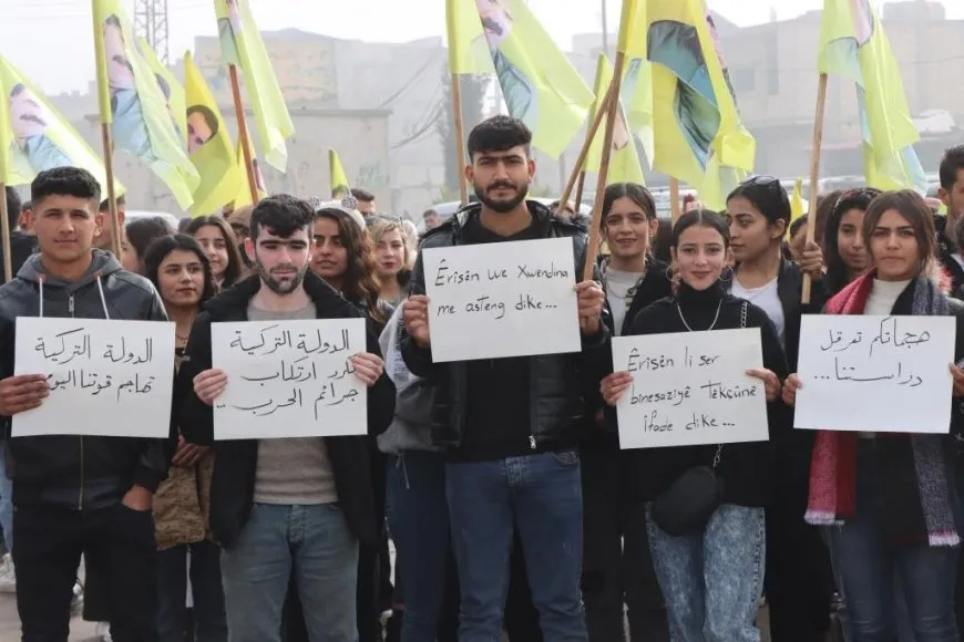 Li Kobanê bi sedan kes li dijî êrişên dewleta Tirk meşiya