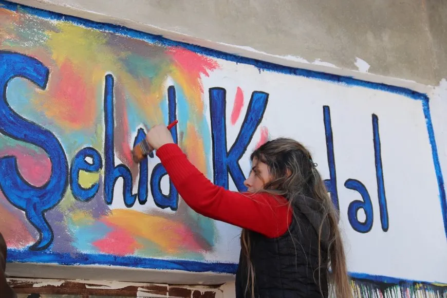 ′Bi xêzkirina wêneyan dibistanên me xweşik dibin′