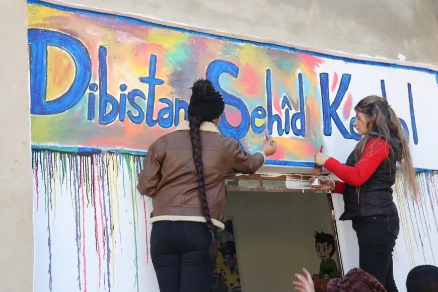 ′Bi xêzkirina wêneyan dibistanên me xweşik dibin′