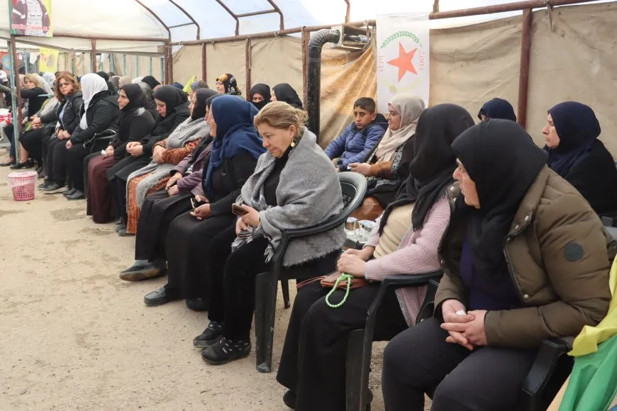 Xelkê Qamişlo sersaxî da malbatên şehîd Ciwan Elî û Aya Mihemed