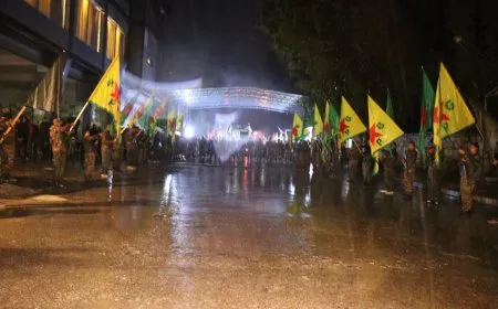 Şêniyên Helebê û şervanên YPG'ê şehîd Şervan Heleb pêşwazî kir