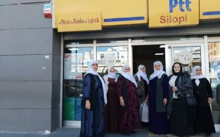 Dayikên Aştiyê kum û patîkên rêsandin ji Îmraliyê re şandin