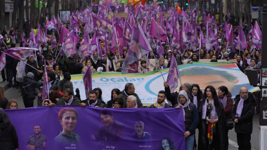 Meşa li Parîsê dest pê kir û gihaşt Repûlîqueyê