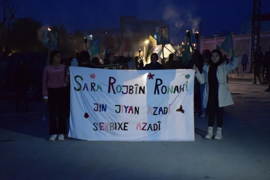 Şehîdên Komkujiya Parîsê ya yekemîn bi meşekê hatin bibîranîn