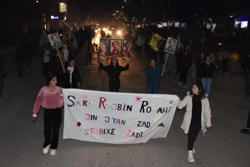 Şehîdên Komkujiya Parîsê ya yekemîn bi meşekê hatin bibîranîn