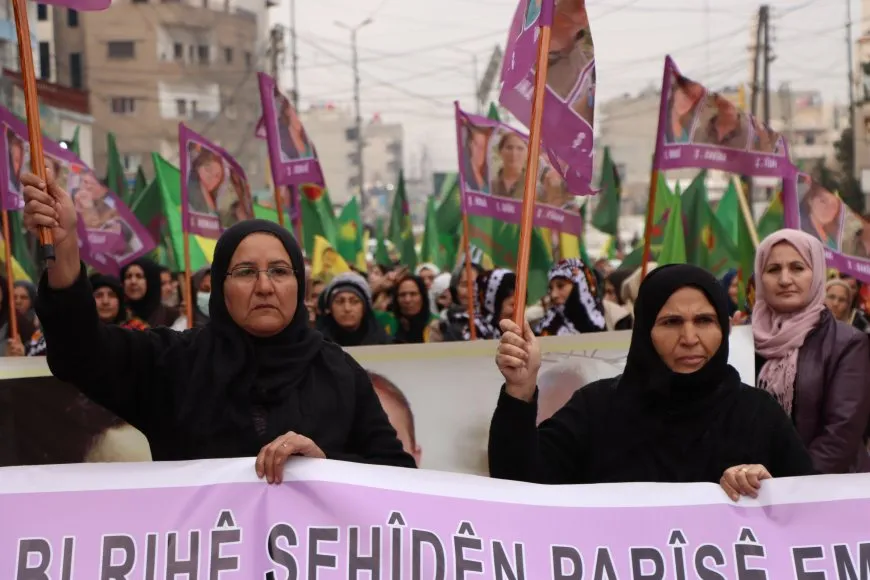 Li gelek navendan bîranînên şehîdên Komkujiya Parîsê