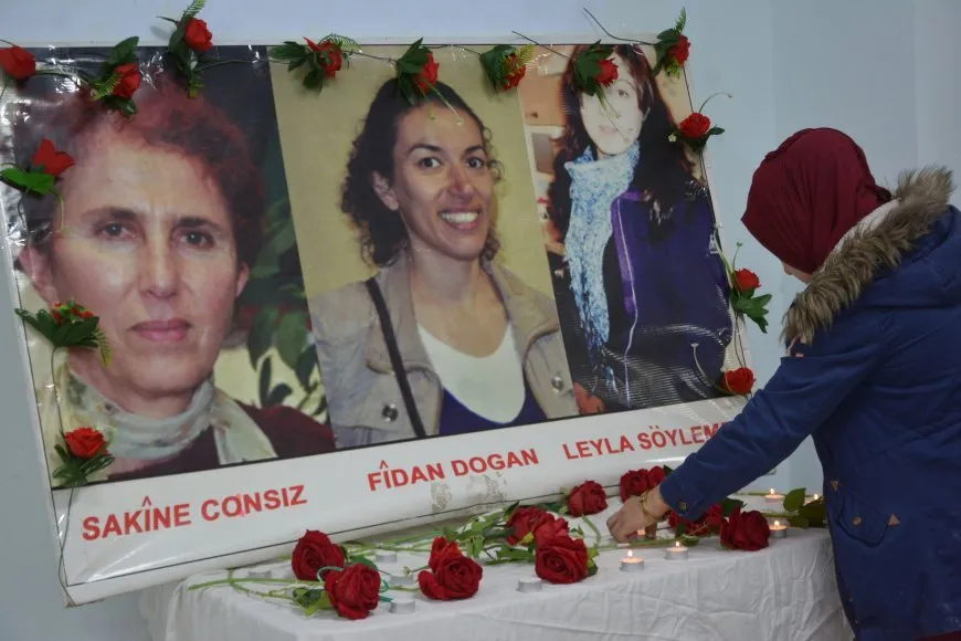Li 3 navçeyan şehîdên komkujiya Parîsê hatin bibîranîn