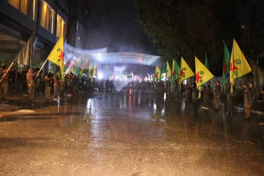 Şêniyên Helebê û şervanên YPG'ê şehîd Şervan Heleb pêşwazî kir