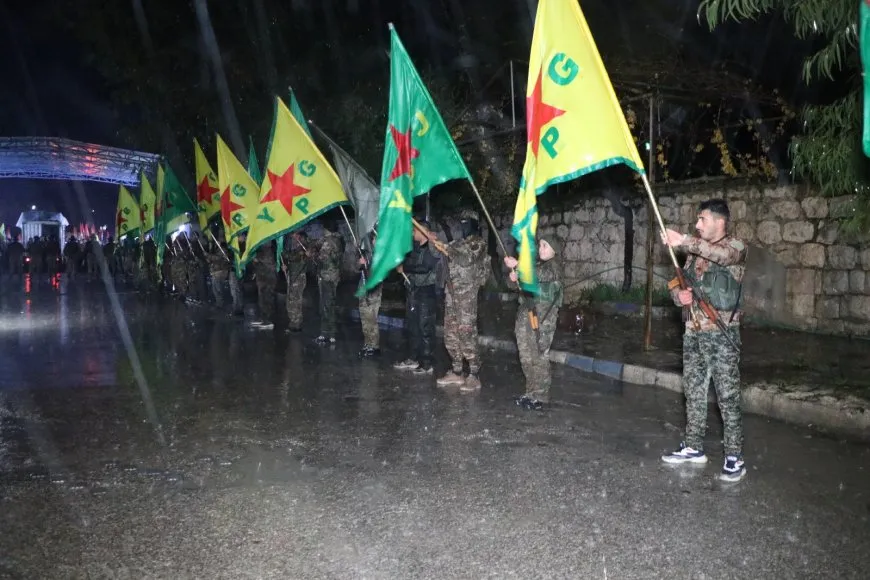 Şêniyên Helebê û şervanên YPG'ê şehîd Şervan Heleb pêşwazî kir