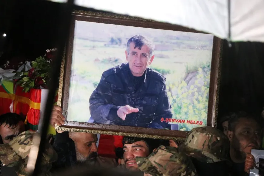 Şêniyên Helebê û şervanên YPG'ê şehîd Şervan Heleb pêşwazî kir