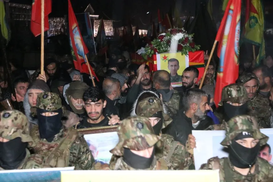 Şêniyên Helebê û şervanên YPG'ê şehîd Şervan Heleb pêşwazî kir