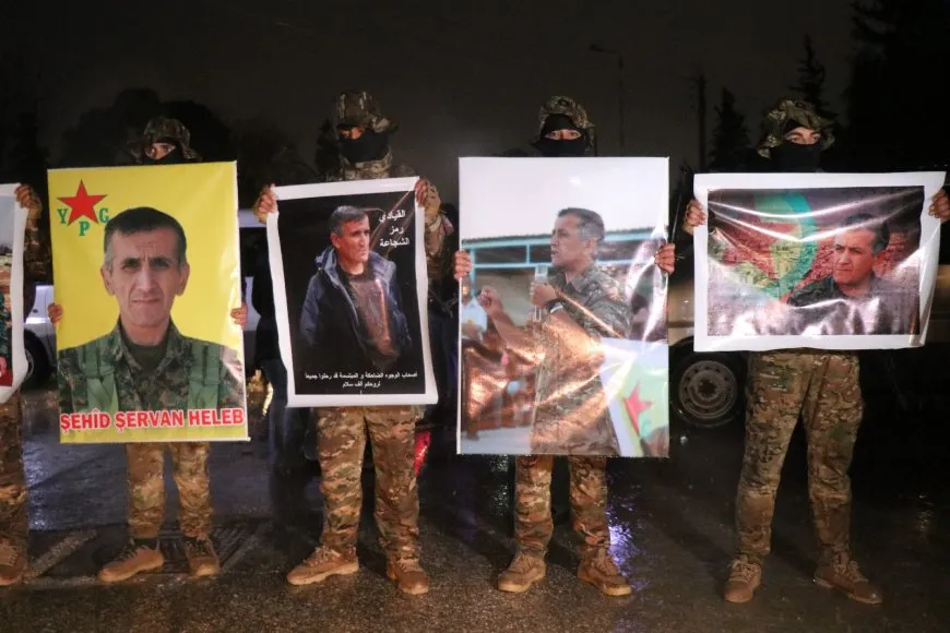 Şêniyên Helebê û şervanên YPG'ê şehîd Şervan Heleb pêşwazî kir