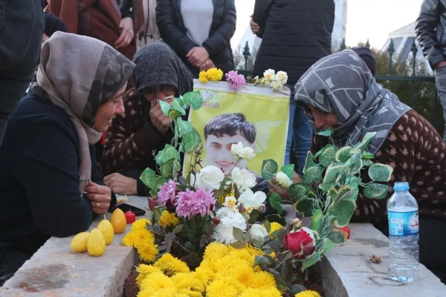 Mûm li ser gorên şehîdên Kobanê û şehîdên meha Çileyê hatin pêxistin